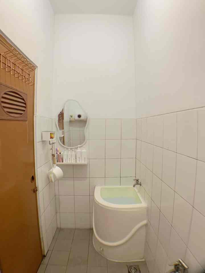 Kamar mandi serba putih, berukuran 1,2x2m , posisi memanjang masih bawaan developer, dimakeover sedikit bagian pintu diubah arah buka pintunya agar terlihat lebih luas yang sebelumnya buka ke kiri sekarang ke kanan.
Tambahin kaca aesthetic rak dan botol sabun serta ambalan untuk pajangan dan kotak tissue.

#CatKamarMandi #CerminKamarMandi #cerminaesthetic #catputih #RenovasiKamarMandi #BathroomMakeover #InspirasiKamarMandi