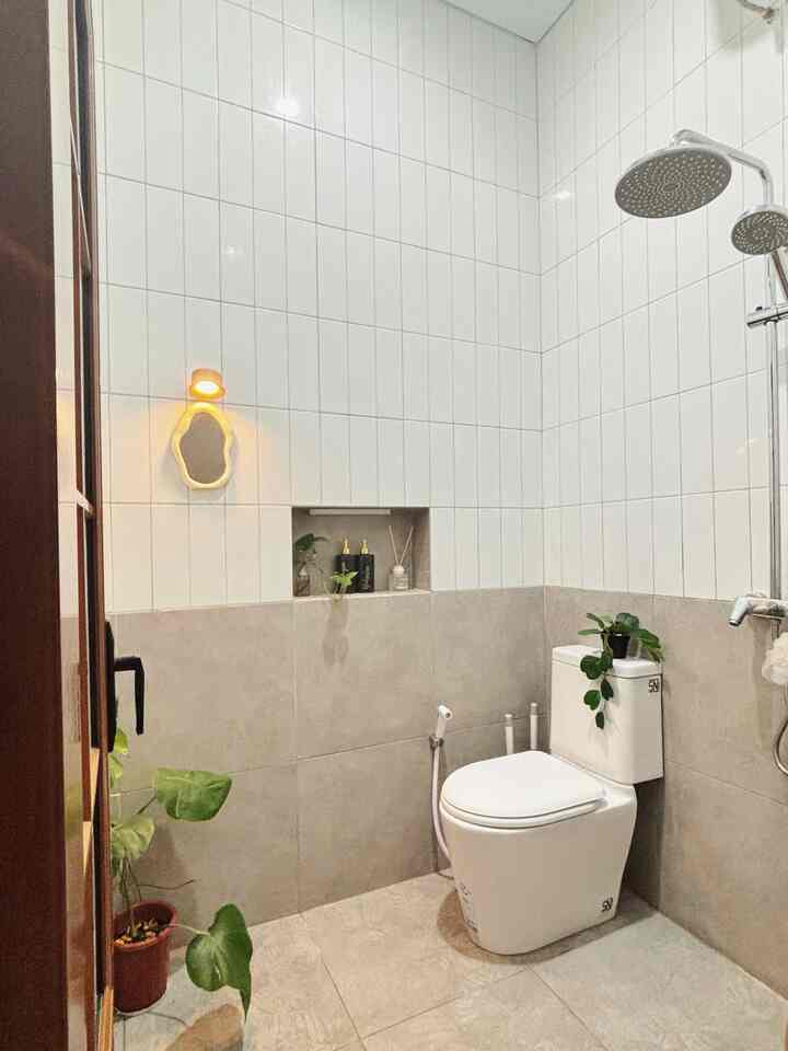 Kamar mandi dilahan terbatas dengan luas 1,75x1,75meter aja, tapi jadi terkesan luas karna keramik yang full sampai plafon, aku buat kombinasi bagian bawah berwarna abu biar ga mudah terlihat kotor atau menguning.
Bagian atas pakai keramik mozaik warna putih jadi memberikan kesan luas dan tinggi tapi juga ada kesan estetik.
Kamar mandi ini ga ada jalur listrik untuk tambahan lampu hias jadi aku mengakalinya pakai lampu tempel dengan batrai jadi bisa di cas dan cukup di tempel aja. 

#RenovasiKamarMandi #BathroomMakeOver #InspirasiKamarMandi #KeramikKamarMandi #PintuKamarMandi #KeramikDindingKamarMandi
