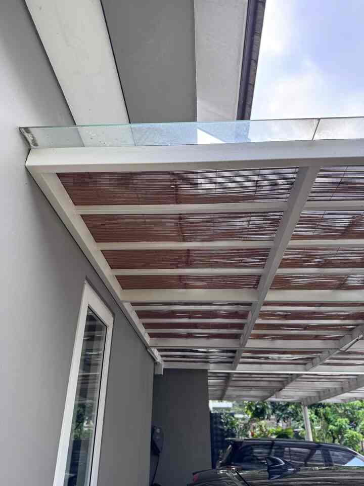 Material affordable yang ada di rumah kami :
1. Bagian canopy carport sebagai lapisan dibawah kaca tempered glass menggunakan bilah bambu selain biayanya lebih murah tampilan jg menarik.
2. Halaman belakang karena kurang cahaya matahari jadi rumput tidak tumbuh subur alternatifnya kami pakai batu, tp kami menggunakan batu split beli di toko bangunan, biaya lebih murah daripada menggunakan batu hias dan tampilan jg terkesan lebih menyatu dengan alam.
3. Untuk toptable kitchen dan backsplash menggunakan material yang sama, pakai granite tile ukuran 320x160 satu lembar dibagi dua, harga jauh lebih murah dari marmer alam dan ketahan terhadap noda lebih bagus karena tidak ada pori.
4. Tangga awalnya mau pakai kayu asli tapi setelah hitung budget lebih ekonomis menggunakan conwood, dan hasilnya juga bagus seperti kayu krn ada seratnya, perawatan mudah.
Semoga menginpirasi ya teman-teman 🤗

#canopy #carportcanopy #toptable #backsplashkitchen #kitchen #taman #batutaman #stairs #tanggarumah #tanggaconwood #conwood #granitetile #materialrenovasi #materialmurah #renovasiaffordable