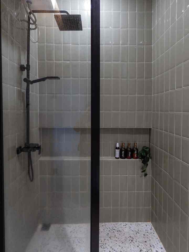 Kamar mandi ini sebenarnya gak besar loh, aku pilih warna keramik terang agar terlihat luas. Karena kami mau ada pemisah antara area basah kering disini aku sekat dengan clear glass agar tidak terkesan sempit.

#KeramikKamarMandi #Granit #WarnaKamarMandi #KeramikDinding #KeramikLantai #RenovasiKamarMandi #BathroomMakeOver #InspirasiKamarMandi