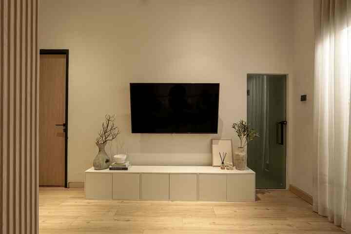 Bikin ruangan cantik dan fungsional gak selalu mahal. Kita bikin sudut area tv ini gak sampe 2 juta! Ini beberapa part yang kita aplikasiin di spot ini ;
 ✨ Credenza yang simple, warna netral dan bentuknya yang gak terlalu besar bikin gak makan tempat dan clean.
✨ Di belakang credenza dan tv kita tambahin led untuk pencahayaan yang bisa kita ganti warnanya sesuai mood biar lebih warm dan cute. 
✨ Untuk dinding kita cuma cat warna cerah aja biar ruangan terkesan luas. 
✨ Ini gak kalah penting, kabel kabel yang sebelumnya bikin sakit mata aku sembunyiin di belakang tv.
✨ Pemilihan dekorasi simple 
Vibesnya jadi beda banget dari sebelumnya.

#livingroom #WarnaCatDinding #CredenzaTv #MaterialRenovasi #MaterialMurah #RenovasiAffordable