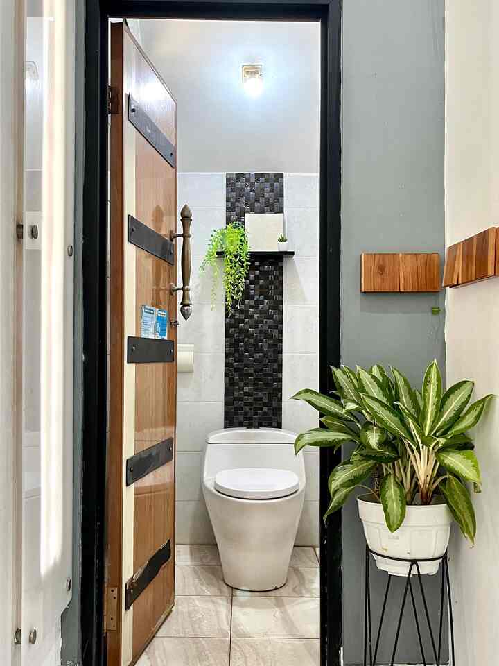 Transformasi kamar mandi bawah tangga
Kecil tapi kece!
Dengan penataan vertikal, nuansa hijau, dan permainan tekstur, ruang mungil ini disulap jadi sudut nyaman dan stylish. Bukti bahwa luas bukan batasan untuk estetika dan fungsionalitas.”
Awalnya kamar mandi mini ini dinding vertikalnya polos, kemudian aku tambahin ambalan melayang ukuran 40 x 15 warna hitam supaya senada dengan keramik tilesnya. Ditambah tanaman artificial dan hiasan dinding mini mempercantik kamar mandi ini. Terlihat lebih segar dan hidup.

#DindingKamarMandi #KeramikDinding 
#KlosetKamarMandi #PenutupSaklar
#RenovasiKamarmandi #MakeoverKamarMandi
#BathroomMakeOver
#InspirasiKamarMandi
