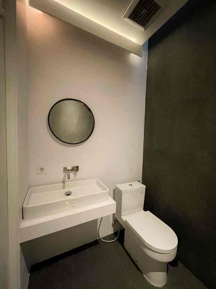 Untuk area kamar mandi di rumah ini, kami nggak banyak mengubah dari bawaan developer—karena menurut kami, desain dan fungsinya sudah cukup baik dan sesuai kebutuhan keluarga kecil kami. Semua material, mulai dari tiles, granit, shower set, closet duduk, dan wastafel, merupakan pilihan dari developer dengan warna abu-abu sebagai warna utama, yang senada dengan fasad rumah.

Tapi tetap ada beberapa sentuhan kecil agar lebih nyaman dan estetik:
🛁 Di kamar mandi utama, kami menambahkan kaca di atas wastafel dan ambalan untuk menyimpan sabun & perlengkapan mandi.
🚿 Di kamar mandi tamu, kami juga menambahkan ambalan kecil sebagai tempat menaruh peralatan mandi untuk tamu yang menginap. Beberapa tanaman dekoratif juga kami tambahkan agar kamar mandi terasa lebih hidup.

Kadang nggak perlu renov besar untuk bikin rumah lebih nyaman—cukup sentuhan kecil yang thoughtful & fungsional 💡

Siapa juga yang suka menyiasati kamar mandi mungil di rumahnya? Share inspirasimu ya! #KeramikKamarMandi #ShowerKamarMandi #GranitKamarMandi #WastafelKamarMandi #RenovasiKamarmandi #BathroomMakeOver #InspirasiKamarMandi