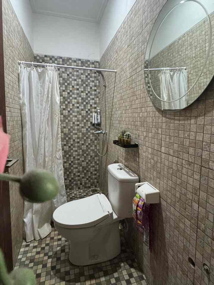 Belum ada transformasi lebih dari kamar mandi kami ☺️ tapi bisa jadi pertimbangan buat teman-teman yang akan merenovasi kamar mandi nya, barangkali bisa jadi inspirasi hehhe...untuk
beberapa material kami putuskan lebih ke safetynya yaitu pada pemilihan keramik kasar, serta pemilihan dinding kami pakai keramik motif kotak biar gak monoton juga, juga terbukti gak rewel untuk bersihinnya. Kemudian aku tambahan rak yang gak cuma berfungsi sebagai aksesoris mandi, tapi bisa bikin kesan nice dengan menambahkan tanaman artificial. 
Dan yang paling penting sih selalu menjaga kebersihan kamar mandi juga tentunya. 

#RenovasiKamarMandi
#BathroomMakeOver
#InspirasiKamarMandi
#KeramikKasar
#KeramikKotak 
#CatDindingPutih
#JetShower
#TiraiKamarMandi



