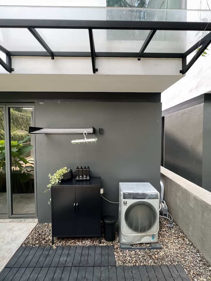Laundry room upgrade dengan material ramah kantong & ramah lingkungan!

Awalnya, space laundry kami cuma area kecil di luar rumah yang diisi batu-batu kerikil bawaan developer. Fungsinya sebenarnya bukan buat laundry, tapi karena keterbatasan ruang, ya inilah area cuci dan jemur kami.

Tantangannya? Karena lantainya penuh kerikil, tiap mau nyuci harus pakai sandal—kurang nyaman dan kurang estetik juga. Akhirnya kami coba cari solusi yang tetap fungsional, enak dilihat, dan… affordable!

Ketemulah Srasah floor decking—material daur ulang dari limbah plastik dengan tekstur & gradasi warna yang unik banget. Selain tahan cuaca dan anti slip, ukurannya juga pas: 30x30 cm per keping, dan dengan harga sekitar Rp150.000 per box isi 9 pcs, ini jadi solusi yang value for money banget!

Untuk area ini, kami butuh 13 pcs dan langsung kelihatan perbedaannya—lebih nyaman diinjak, lebih rapi, dan pastinya lebih enak dipandang.

Kadang, upgrade kecil dengan pilihan material yang tepat bisa bawa perubahan besar! #FloorDecking #FloorDeckPlastik #FloorDeckLaundryRoom #LaundryRoom #MaterialRenovasi #MaterialMurah #RenovasiAffordable