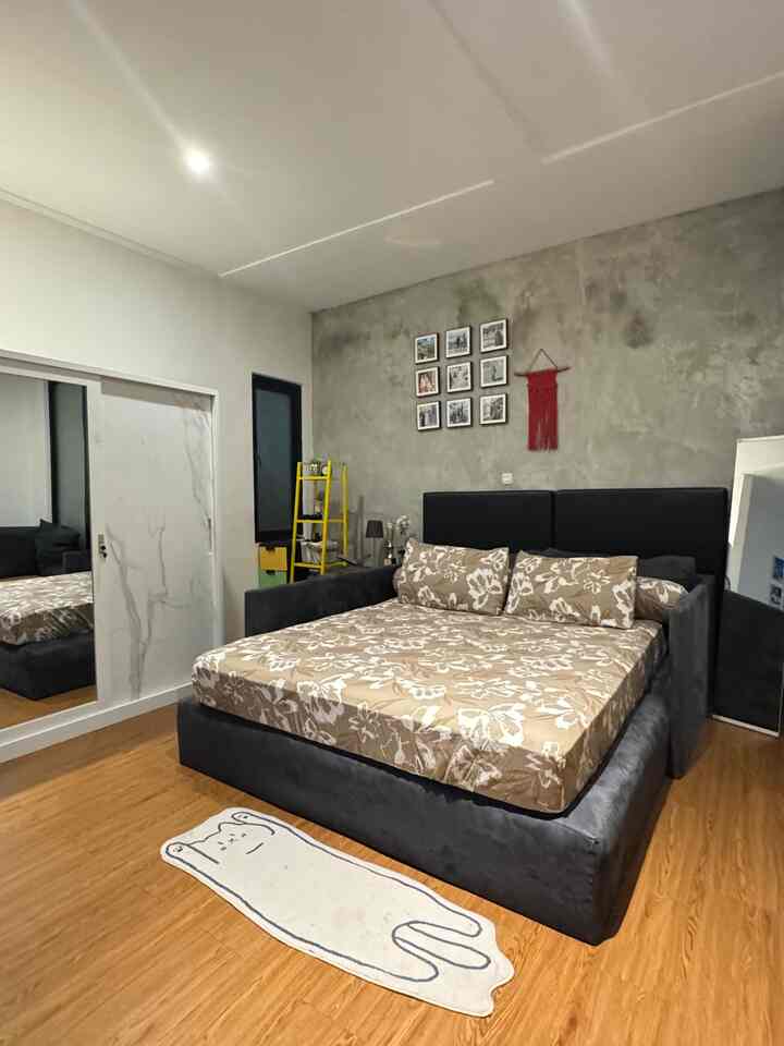 Salah satu item yang affordable versiku untuk di masterbedroom kami adalah dipan customku ini, gabungan dipan ini dari tempat tidur yang sudah tidak terpakai hehehe, kemudian kami bungkus dengan kain sofa bludru warna netral 🤭
Match yah dengan sprei motif ataupun berwarna 😄

#MaterialRenovasi 
#MaterialMurah 
#RenovasiAffordable
#DipanKamarTidur
#DipanCustom 
#KainBludru
#InspirasiDipan
#LantaiVinyl
#CatAcian
#CatRumahIndustrial