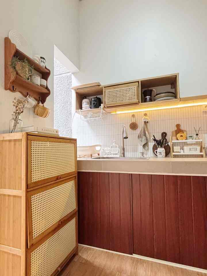 Untuk menghemat budget kitchenset dan membuat dapur lebih rapih aku menambahkan ambalan dan DIY menutup bagian kolong dapur menggunakan PVC sisa bahan bangunan dari plafon rumah ini, jadi sangat sangat affordable, fungsional dan tetap membuat dapurku ini estetik.

#MaterialRenovasi #MaterialMurah #RenovasiAffordable #KitchenSet #DapurEstetik #KolongDapurPVC #DIYKolongDapur #KitchenSetDIY