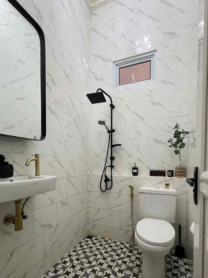 Transformasi kamar mandi ke-dua di #rumahlimut yaitu kamar mandi tamu.

𝐔𝐧𝐭𝐮𝐤 𝐭𝐫𝐚𝐧𝐬𝐟𝐨𝐫𝐦𝐚𝐬𝐢 𝐤𝐚𝐦𝐚𝐫 𝐦𝐚𝐧𝐝𝐢 𝐮𝐭𝐚𝐦𝐚 𝐝𝐚𝐩𝐚𝐭 𝐭𝐞𝐦𝐚𝐧-𝐭𝐞𝐦𝐚𝐧 𝐥𝐢𝐡𝐚𝐭 𝐝𝐢 𝐥𝐢𝐧𝐤 𝐢𝐧𝐢 𝐲𝐚: 
𝒉𝒕𝒕𝒑𝒔://𝒊.𝒐𝒉𝒐𝒖𝒔𝒆.𝒄𝒐𝒎/2𝑮𝑲𝒋𝒘𝒆𝒄1

Kamar mandi tamu kami hanya berukuran 1.5 x 2.0 meter saja. Letaknya berada di sebelah kamar tidur tamu dan ruang tamu. Desainnya sederhana saja, tidak terlalu banyak aksesoris agar tamu tidak merasa terintimidasi ketika menggunakan kamar mandi ini 😂.

Lantai keramik dengan desain tegel warna hitam, abu dan putih, area dinding pun kami pilih menggunakan keramik full sampai ke plafon dengan lampu kristal kecil dan 𝙨𝒎𝙖𝒍𝙡 𝙜𝒐𝙡𝒅 𝒅𝙚𝒕𝙖𝒊𝙡𝒔 sebagai pemanis.

Untuk kebutuhan tamu, kamar mandi ini dilengkapi dengan cermin yang dapat dibuka dan berfungsi sekaligus sebagai ruang penyimpanan kebutuhan 𝒂𝙢𝒆𝙣𝒊𝙩𝒊𝙚𝒔.

Semoga menginspirasi.

#KeramikKamarMandi 
#PintuKamarMandi
#CatKamarMandi
#WarnaKamarMandi 
#DindingKamarMandi
#KeramikDinding
#KeramikLantai
#RenovasiKamarMandi
#BathroomMakeOver
#InspirasiKamarMandi
#LantaiKamarMandi
#CerminKamarMandi
#LampuKristal
#wastafelkamarmandi 
#rakhanduk
#bidetgold
#KranGold