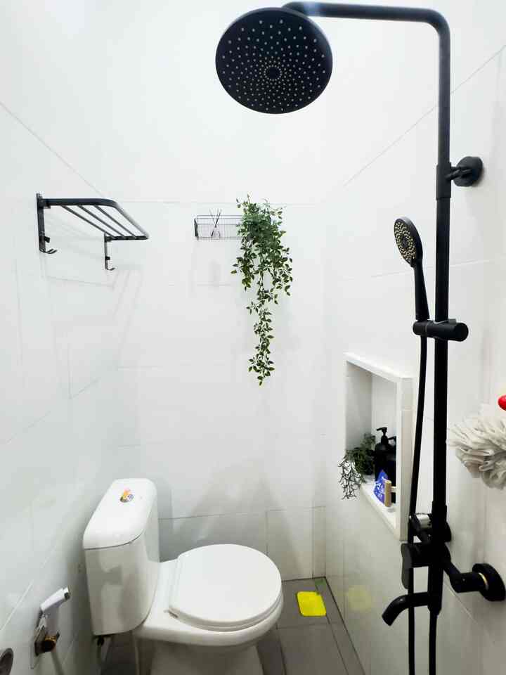 Transformasi kamar mandi bawaan developer 1.2M x 2.2M ✨

Karena kamar mandi kami berukuran minimalis, maka dari itu main color kami yaitu full white untuk dinding dan main material di warna black agar terkesan luas. 

Namun agar suasana tetap fresh kami tetap padu padankan item-item dekorasi kecil yang lebih berwarna serta tanaman artificial. 

Kalau dirumah tetangga gimana tips mensiasati kamar mandi mungil nya nih? sharing dong😃

#WhiteBathroom #KamarMandiMungil #RenovasiKamarmandi #BathroomMakeOver
#InspirasiKamarMandi #KeramikPutih #PintuKamarMandiPVC #KeramikLantaiAbu-Abu 