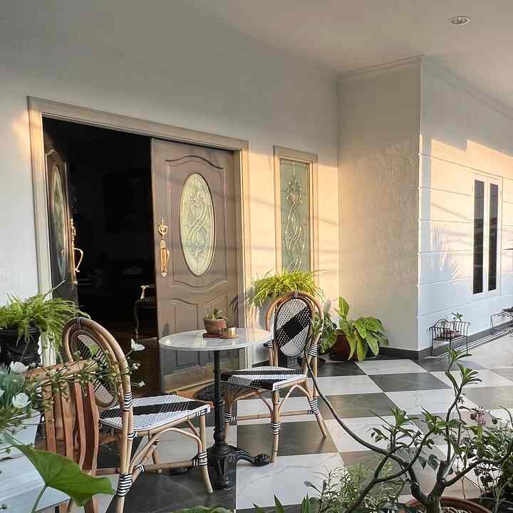 Banyak 𝐦𝐚𝐭𝐞𝐫𝐢𝐚𝐥 𝐫𝐚𝐦𝐚𝐡 𝐤𝐚𝐧𝐭𝐨𝐧𝐠 namun bisa membuat eksterior maupun interior di #rumahlimut lebih estetik lho! 
Semoga dapat menjadi inspirasi untuk membuat rumah teman2 menjadi lebih estetik juga ya. ☺️

♣️ Cat Tekstur: untuk area tembok 𝙤𝒖𝙩𝒅𝙤𝒐𝙧 & 𝙞𝒏𝙙𝒐𝙤𝒓, kami lakukan kombinasi cat biasa dengan cat tekstur warna putih. Dengan cat tekstur, dinding terlihat lebih estetik & berkarakter. 
♣️ Warna Cat 𝙄𝒏𝙙𝒐𝙤𝒓: agar tidak monoton, untuk interior kami pilih perpaduan warna 𝒂𝙣𝒕𝙞𝒒𝙪𝒆 𝒘𝙝𝒊𝙩𝒆 & 𝒈𝙧𝒆𝙚𝒏 𝒇𝙤𝒈 yang membuat 𝙢𝒐𝙤𝒅 terasa lebih 𝙘𝒂𝙡𝒎𝙞𝒏𝙜 & 𝙧𝒆𝙡𝒂𝙭𝒊𝙣𝒈. 
♣️ 𝑾𝙖𝒍𝙡 𝙋𝒂𝙣𝒆𝙡𝒔: 𝙬𝒂𝙡𝒍 𝒔𝙝𝒊𝙥𝒍𝙖𝒑 𝒑𝙖𝒏𝙚𝒍𝙨 di #rumahlimut menggunakan material yang sangat terjangkau berbahan GRC. Selain ramah kantong, material ini juga awet karena tahan air & rayap.
♣️ 𝑫𝙤𝒐𝙧 𝙁𝒓𝙖𝒎𝙚/𝘼𝒓𝙘𝒉𝙞𝒕𝙧𝒂𝙫𝒆: penambahan bingkai pintu dari kayu membuat ilusi pintu terlihat lebih besar/kokoh & 𝒔𝙡𝒆𝙚𝒌. Merupakan salah satu jalan pintas menuju interior estetik. 

#KitchenSet
#KitchenSetMinimalis
#PlavonPVC
#WarnaCatRumah
#WallpaperDinding
#WallpaperEstetik
#Cat
#CatTekstur
#LantaiVinyl
#WallPanel
#MaterialRenovasi
#MaterialMurah
#RenovasiAffordable
#Architrave
#BingkaiPintu
#DindingGRC 
#CatOutdoor
#CatIndoor
#DoorFrame
