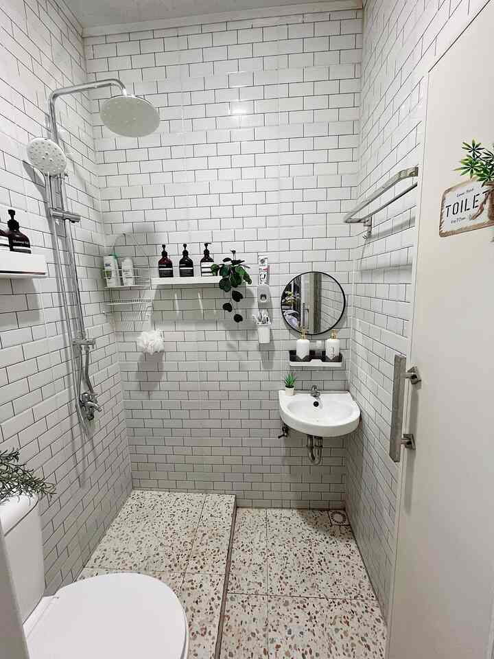 Karena kamar mandi ini mungil berukuran hanya 1,5 x 1,5 meter tapi terlihat luas karena kami gunakan keramik kotak putih biar memberikan kesan luas, dan kami juga gunakan shower agar lebih space saving. Untuk perlengkapan sabun kami juga gunakan rak ambalan.

#RenovasiKamarMandi #BathroomMakeOver #InspirasiKamarMandi #PintuKamarMandi #KeramikTerazzo #KeramikBata #Wastafel #ShowerSet