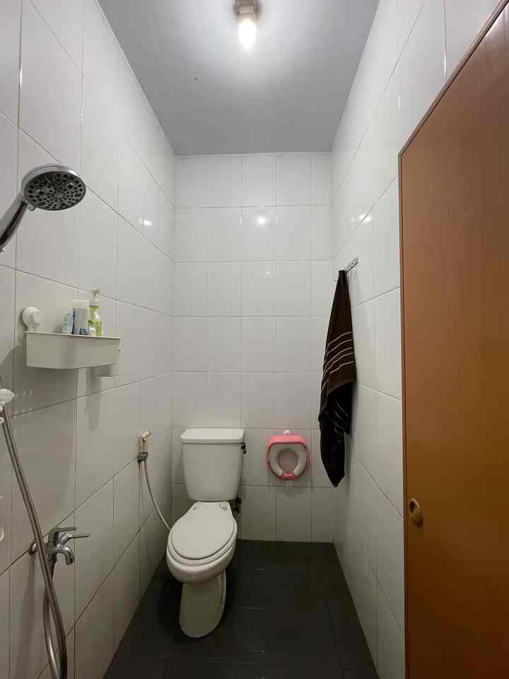 Kamar mandi ini belum pernah direnovasi sejak awal rumah ditempati.
Ukurannya kecil, sekitar 1,2m x 1,8m, dengan keramik dan layout bawaan developer. Tapi walau begitu, aku percaya bahwa kenyamanan itu bisa dibangun pelan-pelan, bahkan tanpa harus renovasi besar.

Salah satu perubahan kecil yang cukup terasa adalah penambahan rak sabun tempel. Aku pilih yang bisa dicopot-pasang biar lebih praktis saat dibersihkan, dan nggak bikin dinding rusak.
Selain itu, handuk ditaruh di hook gantung, bukan gantungan pipa permanen, supaya tetap hemat tempat tapi tetap rapi.

Walaupun kelihatannya sederhana, penataan kecil seperti ini bisa bikin kamar mandi mungil terasa lebih lega dan bersih. Kadang, bukan tentang seberapa mewah atau mahalnya, tapi gimana caranya kita memaksimalkan yang sudah ada.

Kalau kamu, bagian apa di kamar mandi yang paling penting menurutmu? Apakah pencahayaan, storage, atau sirkulasi udara?

#KamarMandiBawaanDeveloper #KamarMandiKecil #BathroomTips #DekorasiAffordable #PenyimpananKamarMandi #RakSabunTempel #InspirasiKamarMandi
#BathroomMakeOver #RenovasiKamarMandi