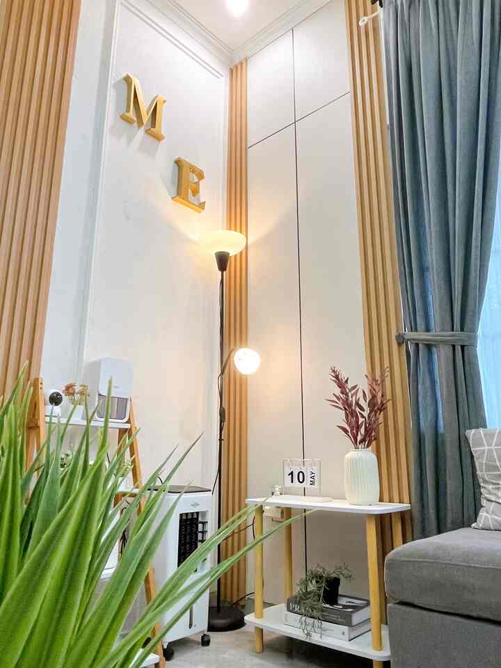 Transformasi kecil yang merubah sudut pojokan ruang tamu dengan hanya menambahkan wallpanel, wallboard dan meja susun merubah pojokan ruang tamu jadi lebih cantik dan estetik.

Kalo perubahan kecil versi kalian gimana? Komen yaa🥰

#MaterialRenovasi #MaterialMurah #RenovasiAffordable #Wallpanel #Wallboard #MejaSusunSamping #LampuLantai 