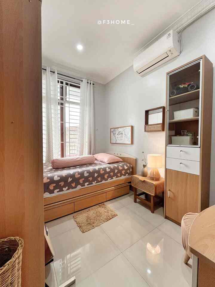 Kamar tidur ini kelihatan lebih nyaman dan estetik.
Dengan menggunakan dipan set yang bisa menyimpan banyak barang membuat kamar ini menjadi lebih rapi dan cozy.


#dipanset #wallpaperdinding #plavonpvc #warnacatrumah #wallpaperdinding #wallpaperestetik #cat #materialrenovasi #materialmurah #renovasiaffordable
