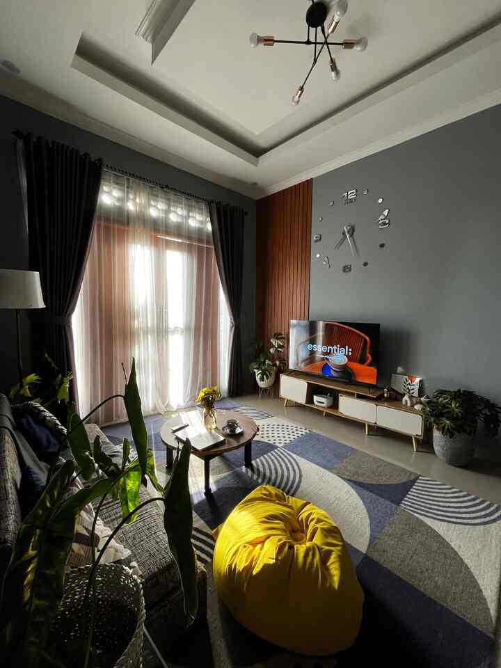 Haii semua aku mau spill budget living room di rumahku yang affordable, coba kalian bisa tebak apa yang berubah dari ruangan ini?! 
Yups betul sekali, kali ini aku merubah dinding yang tadinya hanya dipasang jam saja, skr aku pasang dinding WPC yang berukuran 1 meter saja. Aku pakai 5 lembar saja dengan harga yang ga sampai 500 ribu, murah kan ? Gimana menurut kalian? 

#MaterialRenovasi
#MaterialMurah
#RenovasiAffordable
#wpckayu
#wpc
#makeover
#syngonium
#monsteravarigata
#begonia
#pilodendron
