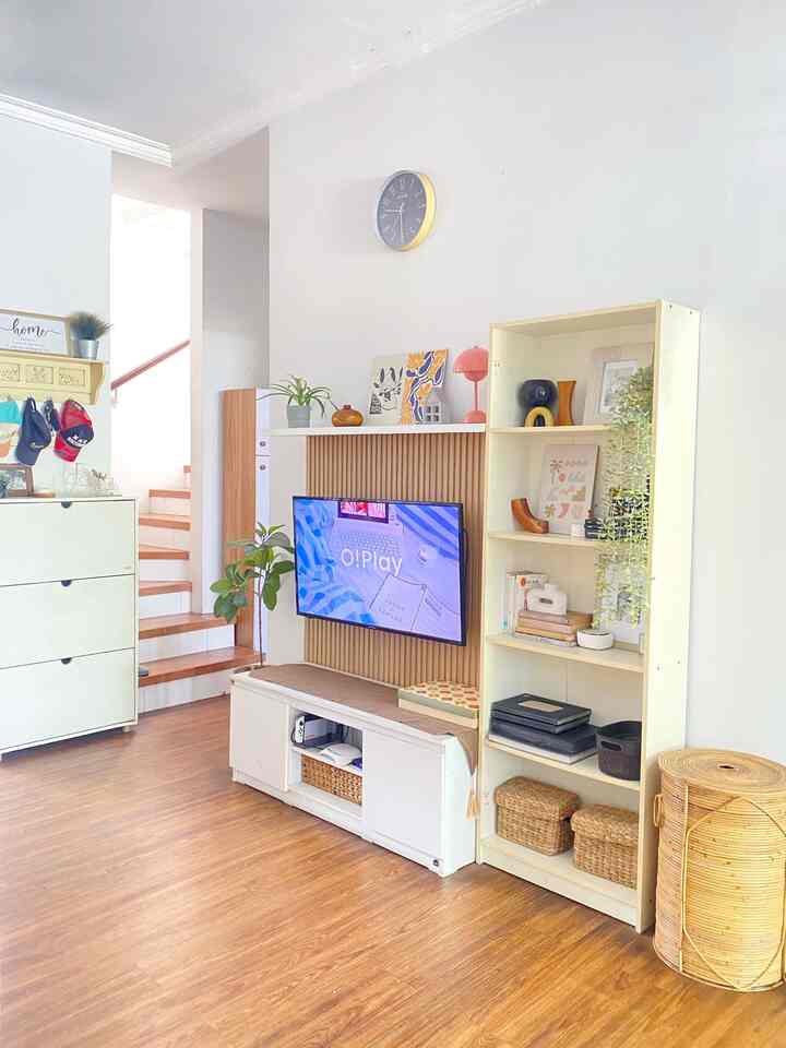 Salah satu material affordable yang aku pakai di rumah adalah wpc untuk backdrop tv ini. Dulu, untuk membuat tampilan backdrop tv yang menarik, kita perlu menggunakan jasa custom interior, dengan custom wall panel, HPL, custom furniture, dan elemen yang lain. Namun sekarang kita bisa menggabungkan furniture dan backdrop berupa wpc yang bisa kita dapatkan dengan mudah di marketplace.

WPC yang bentuknya berupa papan modular ini bisa kita susun sesuai keinginan. Bisa digunakan untuk backdrop sofa, tempat tidur, maupun TV. Disini WPC aku gabungkan dengan meja TV yang tidak terlalu besar, rak dekor tinggi dan juga 1 buah rak gantung di bagian atas TV, supaya terbentuk komposisi yang selaras dengan harga yang ekonomis pastinya! 

#idebackdropTV #backdropTV #wpc #mejaTV #rakbuku #rakdekoratif #lantaivinyl #rakgantung #rakdinding #raksepatu #MaterialRenovasi #MaterialMurah #RenovasiAffordable