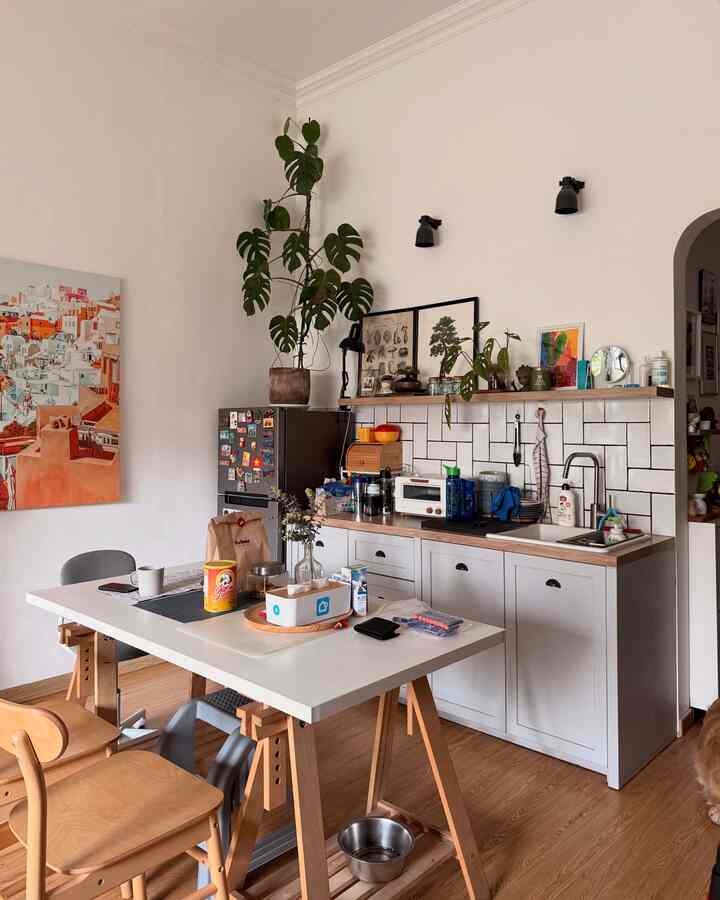 Pemilihan material pastinya disesuai kan dengan fungsi dan tujuan estetika
Kami memilih bbrp material yg “ramah kantong” tentunya agar lebih efisien 
Material sbb:
1. Top table HPL ~ dikarenakan kami tidak ada aktivitas memasak sehingga tdk dibutuhkan material solid seperti granit atau marmer yg mana HPL jauh lebih murah

2. Lantai vinyl 3mm ~ karena runah renovasi maka kami mempertahankan keramik lama dan langsung melapisinya dgn vinyl 3mm yg jauh lbh hemat drpd yg 5mm, memilih 3mm juga didasarkan lantai existing kami yg masih baik dan terpasang rata

3. Backsplash 10x20 ~ kami pasang hanya di dinding yg dibutuhkan, tidak kami pasang penuh hingga kebawah bahkan tidak sampai ke belakang lemari pendingin. Dengan demikian secara volume luasan jauh lebih hemat

4. Cat dinding putih ~ kami hanya menggunakan cat dinding putih polos utk lbh hemat dan kami memainkan kendekorasi dinding seperti pigura dan rak ambalan 
Yang mana jika suatu hari kami bosan, bisa kami pindahkan atau ganti dengan dekorasi lain 

Demikian bbrp tips dari rumah kami dalam memilih beberapa material “Ramah Kantong” 
Semoga bermanfaat ❤️👌
#materialrenovasi #materialmurah #renovasiaffordable #catdinding #lantaivinyl #keramikjadul #toptableHpL #rakambalan #piguradekorasi