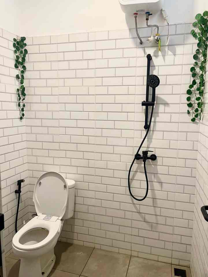 Ini adalah kamar mandi di lantai 1.
Color palette kamar mandi ini adalah hitam dan putih. Karena aku merasa terlalu pucat, akhirnya aku menambahkan daun juntai di pojok kanan-kiri agar kamar mandi ini ada sedikit sentuhan warna😊 #renovasikamarmandi #bathroommakeover #inspirasikamarmandi #kamarmandi #kamarmandisimple #keramikkamarmandi #dindingkamarmandi #kamarmandiputih #tiles