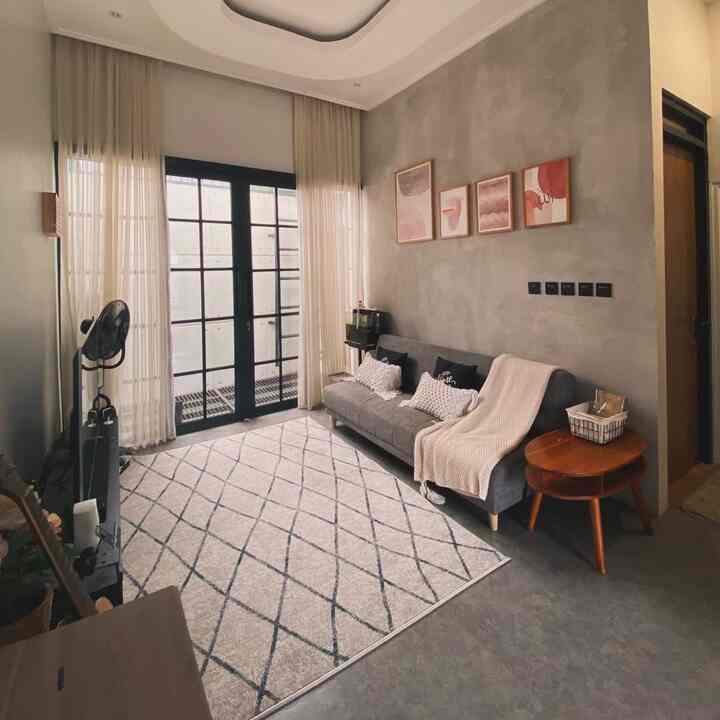 Kadang, yang paling nyaman justru datang dari yang paling sederhana ✨
Di ruang keluarga ini, aku mengusung konsep less is more—meminimalisir perabotan dan dekorasi supaya ruang terasa lebih lega dan tenang

Yang bikin ruang ini terasa beda adalah dinding semen expose 🪨 Selain memberikan kesan teduh dan adem, pilihan ini juga bikin hemat karena nggak perlu cat dinding lagi. Simpel, fungsional, tapi tetap punya karakter!

#MejaBulat #Kaligrafi #SelimutRajut #SmartTV #MaterialRenovasi #MaterialAffordable #RenovasiAffordable