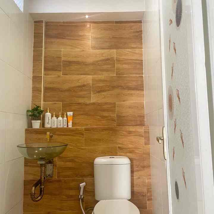 Kamar mandi yang beukuran 1,8x1,5 ini sebenarnya belom jadi total karna belom ada showernya 


#keramikdindingkamarmandi #keramik #motifkayu #RenovasiKamarMandi #BatroomMakeover #InspirasiKamarMandi