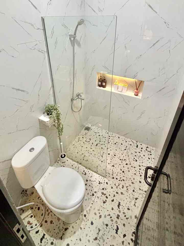 Kamar mandi kecil terlihat luas ✨. Ukurannya hanya 1.5m x 2m 🚿. Dengan pemilihan granit & interior berwarna netral - terang bikin kamar mandi jadi terasa lega 🪞

Pake water niche untuk penyimpanan alat mandi jadi minim storage 💡. Ada partisi kaca untuk membatasi area kering & basah bikin looks kamar mandi jaid modern & rapi ✨

Semoga bisa menginspirasi tetangga online 🩵

#RenovasiKamarMandi #BathroomMakeOver #InspirasiKamarMandi #KamarMandiMinimalis #KamarMandiModern #KeramikKamarMandi #CatKamarMandi #GranitKamarMandi #PartisiKacaKamarMandi #InteriorKamarMandi #KamarMandiSimple 
