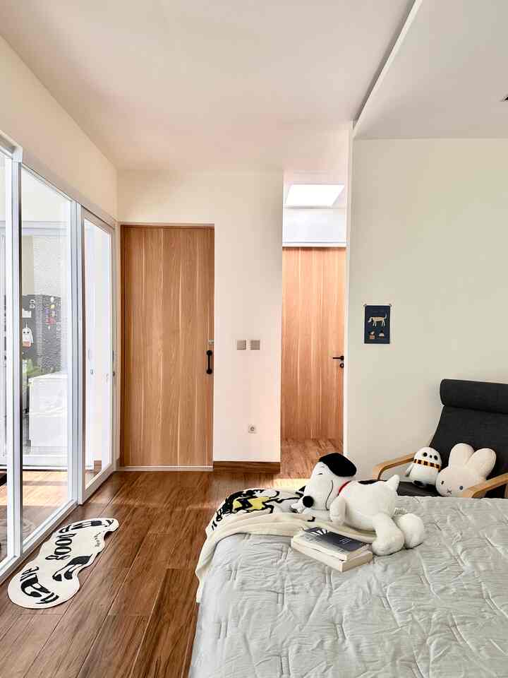 ✨ Affordable fix with big impact: pasang lapisan HPL motif kayu di semua pintu.
Originally plain black, the doors got a second life with this wood-pattern HPL layer.
Aku pakai satu jenis HPL yang sama untuk semua pintu, mulai dari pintu utama, pintu kamar, sampai kamar mandi, biar vibenya rapi dan nyatu.

Sekarang, tampilan keseluruhan rumah jadi lebih warm, homey, dan selaras dari ujung ke ujung🚪✨

#materialrenovasi #materialmurah #renovasiaffordable #HPLkayu #warnacatrumah #kursisantai #pintusliding #bedcovertencel #dalkomspace