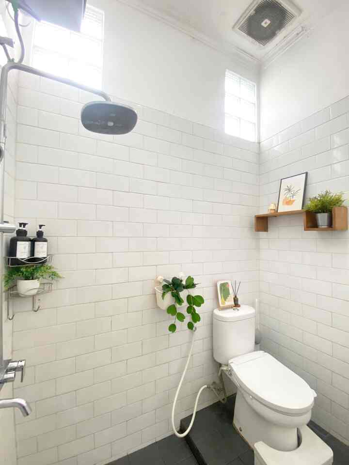 Pemilihan keramik lantai dan dinding dengan warna monokrom membuat kamar mandi ini membutuhkan beberapa dekorasi agar lebih menarik. Aku menambahkan beberapa rak yang sekaligus berfungai menjadi storage tempat sabun maupun storage dekorasi. Selain itu juga terdapat kabinet cermin untuk area vanity. Dekorasi yang dipasang berupa pot tanaman hias, botol sabun estetik, wall art dan juga reed diffuser. Kamar mandi yang sederhana pun bisa tampil lebih fresh ✨

#keramikkamarmandi #catkamarmandi #keramikdinding #shower #kabinetcermin #renovasikamarmandi #BathroomMakeover #InspirasiKamarMandi