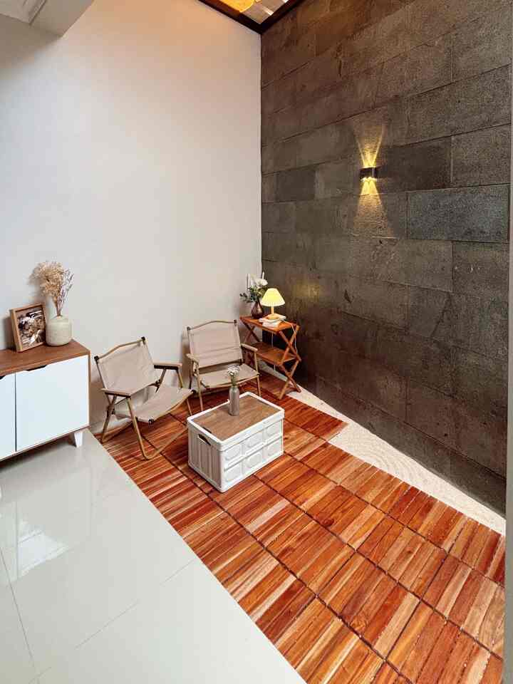 Under 1jt ! Lantai deck kayu affordable bikin ruangan lebih warm & cozy ✨☁️

Tanah lebih di casazenna aku manfaatkan jadi area multifungsi, tempat ngobrol ngobrol, area beribadah, kadang kadang jadi area main anak 👶🏻🧸

Untuk lantainya aku memilih deck kayu yang lebih affordable di banding lantai vinyl. Kelebihan lainnya pemasangan jauh lebih mudah tanpa harus di potong. Ga kalah estetik kan? 💡

Ukuran deck kayu 30 x 30 cm. Untuk luas area tanah 2,7m x 1,5m dengan salah satu sisi miring aku pakai 44 buah deck kayu. Total budget nya adalah di 44 x 22rb = 968.000 💸

Tips sebelum dipasang deck kayu, lebih bagus di pelur / aci supaya permukaan rata & hasil lebih rapi. 💡

Area yang tidak ter cover deck kayu, aku tutup dengan pasir teraso sisan taman kering di sebelah area deck kayu 🏖️

Dengan budget under 1jt bisa bikin ruangan jadi se nyaman & estetik ini. Gimana menurut tetangga online ? 🥰

#MaterialRenovasi #MaterialMurah #TenovasiAffordable #DeckKayu #LantaiDeckKayu #DindingBatuAlam #LampuDinding #KursiLipat #RakKayuMinimalis #WarmLamp #LantaiKayuAffordable

