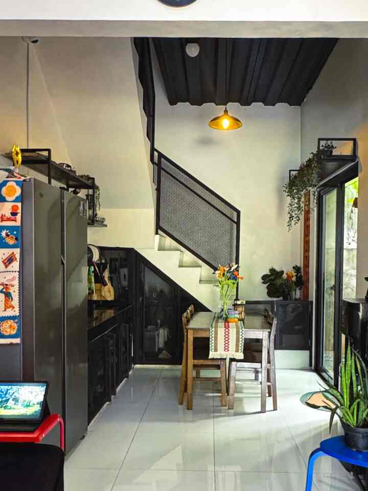 Awal rencana kami membangun rumah ini adalah konsep “industrial” yang mana pada akhirnya kami menggunakan beberapa material yang affordable namun tetap cocok dengan dan pastinya sesuai dengan fungsinya, beberapa item material nya aku spill disini:

1. Railink Tangga dan Kabinet bawah kitchen: Menggunakan bahan waremash mix dengan besi, yang pastinya bahan ini jauh lebih murah dibandingkan dengan bahan kitchen set lainnya. 

2. Bondex: Biasa digunakan untuk kebutuhan plafon bangunan konstruksi bertingkat, lalu kami cat menggunakan cat duco warna hitam agar tetap menjaga estetika dan sesuai konsep. 

3. Pipa: Bahan ini kami gunakan untuk menutup kabel yang berada diluar dan juga kami cat warna hitam. 

4. Ambalan: Ambalan yang kami gunakan merupakan sisa kayu bekas, akhirnya kami rework menjadi ambalan atas kitchen dan juga pelengkap dekorasi. 

masih ada beberapa untuk material affordable diruangan lainnya, nanti kami spill lagi ya^^

#CatDucoHitam #PlafonBondex #AmbalanKayuDIY #PipaHitam #RailinkBesi #RailinkWaremash #MaterialRenovasi #MaterialMurah #RenovasiAffordable