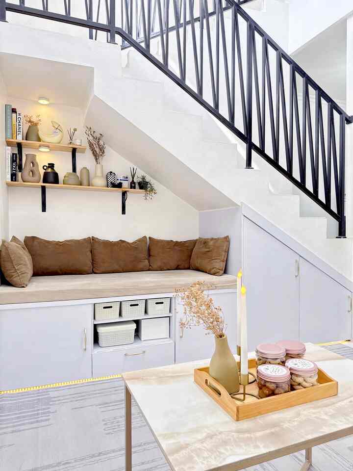 🎀 Low Budget Materials 🎀

Hanya punya budget yang minim tapi mimpi punya rumah yang cantik, estetik, tapi juga fungsional, membuatku begitu detail menghitung harga material yang akan aku gunakan.
Setelah mencari-cari referensi dan juga mencari barang pengganti dengan budget yang lebih rendah, akhirnya beginilah tampak living room di rumahku.
Lemari penyimpanan bawah tangga aku custom di tukang kayu pinggir jalan dekat rumahku, aku memilih kayu jati belanda yang cukup kuat tetapi harga di bawah material lainnya, kemudian melapisinya dengan HPL karena cat duco lumayan tinggi harganya, handlenya pun aku beli sendiri di e-commers supaya sesuai keinginanku dan harganya affordable, tidak lupa memberikn sentuhan lampu sensor gerak di bawahnya supaya lebih mewah padahal harganya murah meriah 😌
Lemari penyimpanan ini sengaja aku buat tidak full, supaya bisa membuat bench untuk duduk bersantai pengganti sofa, karena living roomku lumayan luas.
Aku beli sendiri busa, cover, juga bantal-bantalnya, supaya menghemat budget dibanding harus pesan di toko furniture, ehehehe 😅
Untuk lantai 1 rumahku aku memilih menggunakan granit glossy dari sejak awal pembangunannya dan belum menggantinya dengan vinyl, spc, atau semacamnya yang sedang hype sekarang, karena menurutku belum urgent dan belum disiapkan budgetnya, jika bosan aku hanya tinggal gonta ganti karpet saja supaya ganti suasana, dan karpet di living room ini juga sangat murah meriah 💸
Alih-alih menggunakan wall moulding kayu, aku lebih memilih menggunakan list gypsum untuk menekan budget, juga menggunakan cat tembok yang lumayan affordable.
Untuk pintu aku menggunakan material kayu meranti, karena kalau kayu jati pasti harganya mahal sekali 🥹
Aku juga masih bertahan dengan sofabed yang umurnya sudah 4 tahun ini, karena masih dirasa cukup dan belum ada budget untuk membeli sofa yang lebih proper, ssssttt harganya cuma 1 jutaan lhooo 🤩
Bahkan untuk meja di ruang tamu inipun aku beli bahannya sendiri. Top tablenya menggunakan granit ukuran 120x60cm yang kemudian dipotong menjadi 100cm dan kakinya menggunakan besi hollow yang dicat. Total harganya lebih murah daripada membeli meja sejenis yang sudah jadi.
Sebenarnya nyaris semua material dan dekorasi di rumahku ini low budget, karena konsep rumah ini memang seperti itu; cantik tapi low budget.
Aku ingin menginfluence teman-teman untuk jangan takut punya rumah cantik, rumah cantik itu gak selamanya mahal, asal kita pintar memilih barang, mau repot untuk mencari barang substitusinya, dan mau belajar untuk mix and match supaya enak dipandang. Yuk sama-sama upgrade suasanan rumah supaya lebih nyaman dan indah 🩵

#LivingRoom
#RuangTamuMinimalis
#LemariCustom
#Bench
#Sofabed
#WallMoulding
#GranitGlossy
#CatTembok
#MejaRuangTamu
#CoffeeTable
#MaterialRenovasi
#MaterialMurah
#RenovasiAffordable
