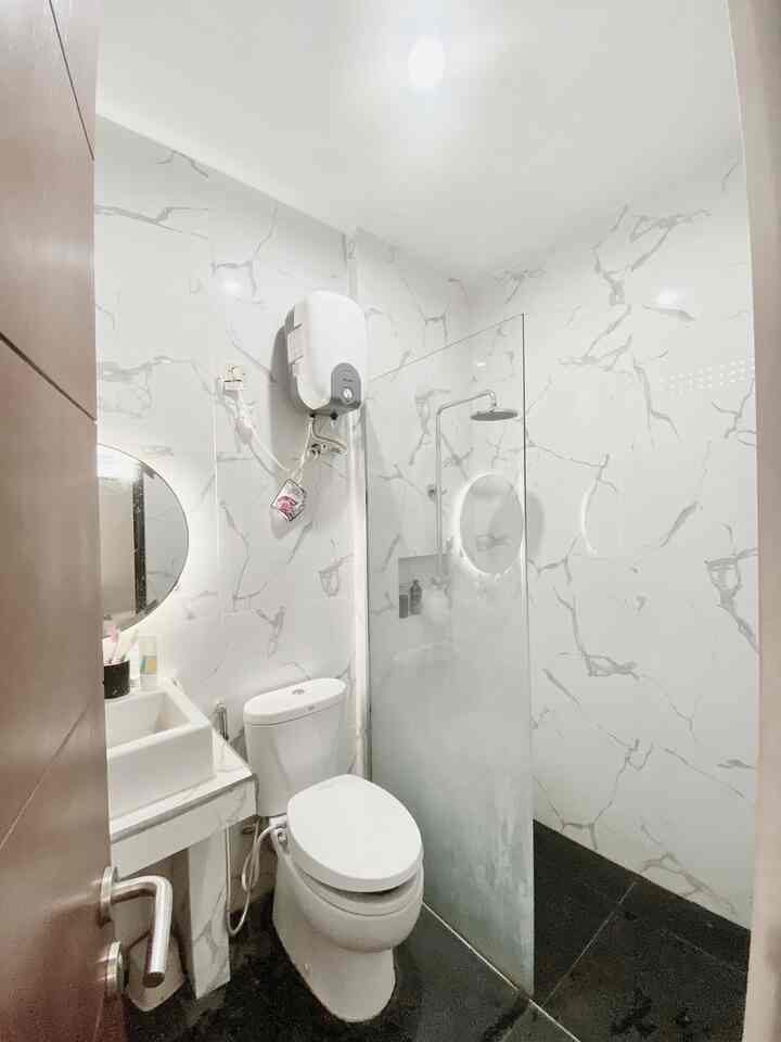 Kamar mandi mungil 2,1x1,5 m

Kamar mandi ini didesain memanjang untung memaksimalkan ruangan yg sempit. Walau sempit kamar mandi ini tetap fungsional karena memiliki shower, kloset, wastafel, sekat kamar mandi dan cermin.

#waterheater #klosetkamarmandi #Renovasikamarmandi #BathroomMakeOver #InpirasiKamarMandi