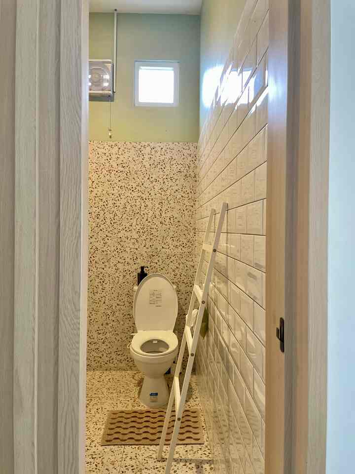 Kamar mandi ini ukurannya 2.5 x 2.25 m, yes cukup besar dan lega. Dibikin cukup lega karena aku agak trauma sama kamar mandi kecil yang kalau gerak mentok sana-sini. Dengan ukuran segini jadi muat banyak barang dan mandi pun nyaman. Storage cukup, sirkulasi udara lancar. ✨

#RumahSeupil #RenovasiKamarMandi #BathroomMakeOver #InspirasiKamarMandi #LantaiKamarMandi #Shower #Keran