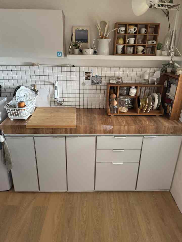 Transformasi dapurku dari yang tidak ada penutup kolong sampai pakai gorden dan alhamdulillah bisa pasang kabinet bawah jadi lebih rapi dan nyaman ,oiya sebelum pasang backsplash sebelumnya pakai wallpaper foam motif bata dan kertasive untuk top tablenya , setelah renov kini dapurku jadi makin rapi dengan penyimpanan yg efisien dan fungsional


#toptabledapur #lantaidapur #backsplashdapur #renovasidapur #kitchenmakeover #inspirasidapur 