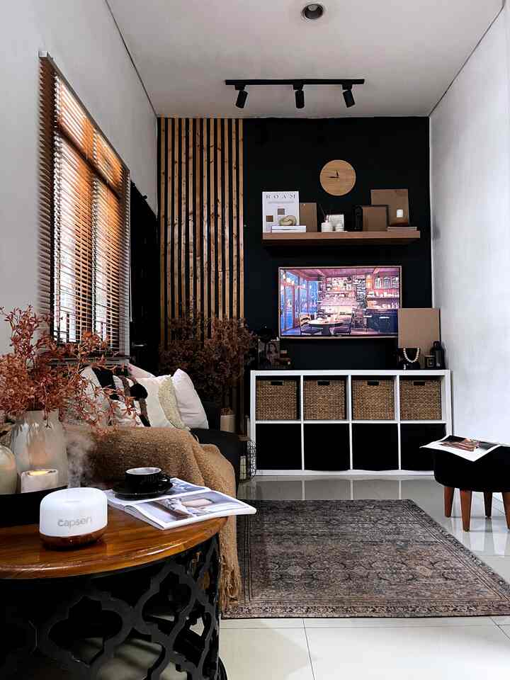 —— Material Ramah Kantong 

Living room ini sebenernya ruangan terakhir yang kita makeover jadi bold. 

Material yang digunakan juga masih sama seperti di kamar dan di ruang tamu, dan kita buat #DIYLowBudget saja, karena ada rencana untuk renovasi untuk bikin lantai 2, jadi sayang kalau pakai material yang mahal.

Material Ramah Kantong yang kami gunakan untuk #livingroom ini adalah :
- List Kayu Jati Belanda untuk aksen #SlatWall  untuk backdrop TV dan di cat dengan vernish kayu. 

- Lalu kami mengecat dengan cat warna hitam doff untuk aksen hanya di satu bagian dinding saja.

-Ambalan / Rak dinding yang sebelumnya berwarna putih, kami lapisi dengan sticker pvc bermotif serat kayu agar senada dengan tema #warmandbold 

Semoga menginspirasi 🥰🤎

#kayujatibelanda #catdinding #catinterior #stickerpvc #venetianblind #karpetminimalis #coffeetable #livingroom #MaterialRenovasi #MaterialMurah #RenovasiAffordable #ruangtamu #ruangtv #livingroom #tvroom #smallhouse #ruamgmungil #rumahcluster