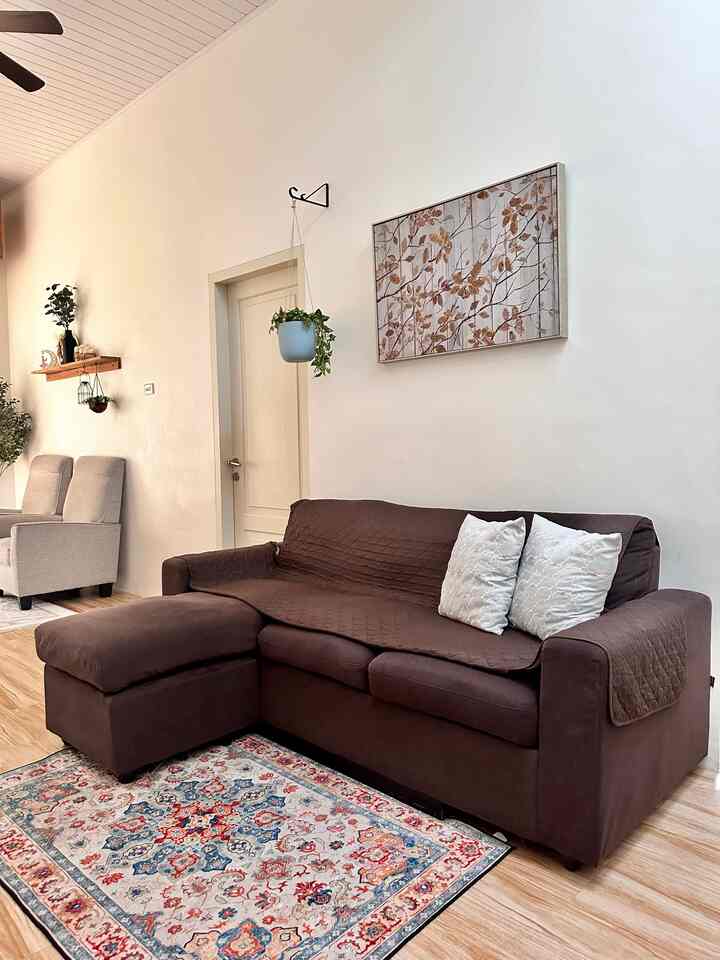 Penggunaan lantai keramik dilakukan untuk menghemat biaya pengeluaran, pemilihan motif, ukuran serta pola pemasangan sengaja  dibuat mirip dengat parkit agar terlihat mewah. Begitupun penggunaan cover sofa, selain melindungi agar sofa tidak mudah kotor juga mempercantik tampilan sofa

#sofakain #lantaikeramik #materialrenovasi #materialmurah #renovasiaffordable #bandaaceh