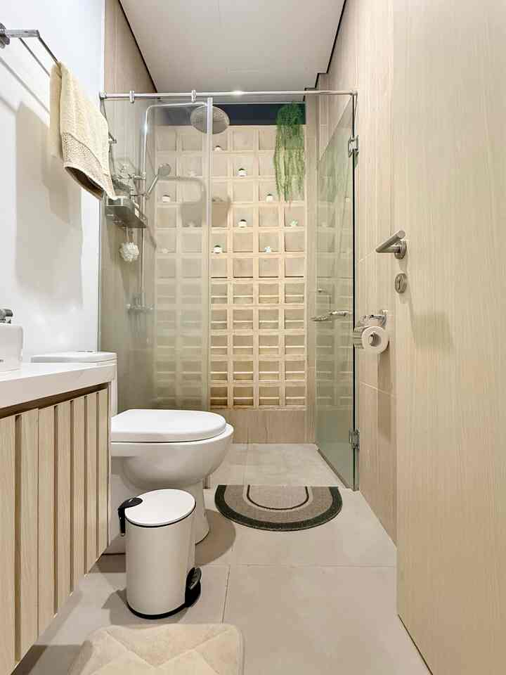 Nggak banyak yang diubah, tapi kami coba pelan-pelan benahi kamar mandi ini supaya lebih nyaman dan rapi dipakai sehari-hari. Beberapa elemen yang kami pilih:

✅ Wastafel bulat freestanding dipadukan dengan kabinet bermotif kayu supaya tampil simpel tapi tetap fungsional.

✅ Top table solid surface karena permukaannya halus dan lebih tahan air.

 ✅ Cermin besar tanpa bingkai agar ruangan kecil terasa lebih lapang.

✅ Keramik dinding motif kayu untuk memberi nuansa hangat dan natural.

✅ Rooster beton di area shower – sekaligus jadi ventilasi dan elemen visual.

✅ Pintu kaca shower untuk bantu area tetap kering dan terasa lega.

✅ Beberapa tambahan seperti tanaman kecil, keset, dan tempat sabun bikin kamar mandi tetap bersih tapi nggak kaku

Masih banyak yang bisa dibenahi, tapi setidaknya sekarang sudah lebih nyaman buat dipakai harian.

#RenovasiKamarmandi
#BathroomMakeOver
#InspirasiKamarMandi
#WastafelBulat #KeramikDinding #CerminKamarMandi #RoosterKamarMandi #TanamanPalsu #ConcreteArt