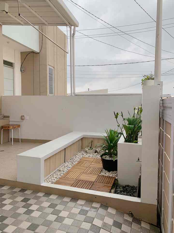 Area taman di samping carport ini awalnya cuma di kasih bebatuan aja, karna bangku beton dibuat ada di kolongnya, akhirnya kita buat penutup kolong bangku yang low budget menggunakan wallboard pvc dan rail nya dari cable duct, buat simpen-simpen perkakas. Budgetnya sekitar 200rb-an aja! 😍

Untuk area bawahnya kita combine decking kayu dan batu alam.

#deckingkayu #catoutdoor #pvcwallboard #MaterialRenovasi #MaterialMurah #RenovasiAffordable