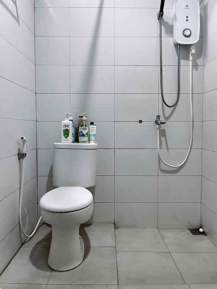 Ini kamar mandi dalam di kamar utama. Belum ada yang kami rubah sih di sini, semua masih bawaan default. Dinding, lantai, dan semua alat warna putih. Kami ganti jet shower jadi warna putih juga. Semoga nanti bisa transformasi kamar mandi ya😊

#jetshower #renovasikamarmandi #bathroommakeover #inspirasikamarmandi #raksabun #troli #headshower
