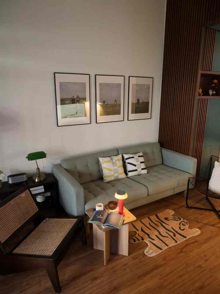 Ini rahasia ya🤫
Kalau kamu bingung material apa yang bikin rumah semakin nyaman tapi affordable, sini aku kasih tau

🟤 Wall panel motif kayu, bikin rumah terkesan lebih warm dan homey
🪑 Furniture bahan kayu, elemen kayu juga bikin rumah jadi warm dan nyaman
🛋️ Sofa dengan cover kain, gampang dibersihkan, awet, pilih warna sesuai yang kamu suka
⚫️ Kursi bahan besi wired, nambah elemen estetika di rumah
🟤 Lantai vinyl motif kayu, auto rumah jadi terasa lebih nyaman dan hangat

Save buat inspirasi kamu ya!

#wpc #lantaivinyl #furniturekayu #wallpanel #sidetable #sofakain #MaterialRenovasi #MaterialMurah #RenovasiAffordable