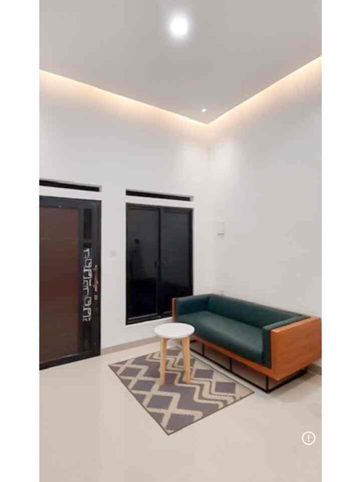 Dulu ruang tamu ini cuma ada sofa, meja kecil, dan karpet seadanya.
Fungsional sih, tapi masih kerasa kosong dan belum "hangat".

Setelah pelan-pelan ditata ulang, aku mulai tambahin:
✨ Panel kayu vertikal biar ruang nggak flat dan ada aksen Japandi-nya
✨ Rak & buffet kayu custom biar ada tempat naro barang tanpa makan tempat
✨ TV panel & tanaman buat lengkapi suasana yang estetik tapi tetap simpel
✨ Ganti gorden & lighting supaya makin cozy, tapi tetap terang dan airy

Nggak langsung jadi, semua bertahap sesuai budget. Tapi yang penting: nyaman buat ditinggali dan bikin betah tiap hari 💛
Btw maaf ya itu ada foto keluarga entah siapa belum aku ganti dari pas beli hehehehe ✌🏻🙏🏻

Kalian tim dekor pelan-pelan atau langsung jadi, nih? 😄
#PlavonPVC 
#WarnaCatRumah
#WallpaperEstetik #Cat #lantaivynil
#WallPanel
#MaterialRenovasi #MaterialMurah
#RenovasiAffordable