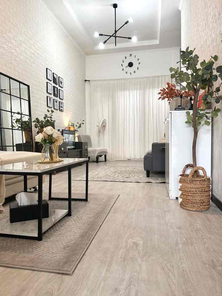 Beberapa material yang bisa membuat rumah ini makin estetik adalah pemakaian spc, wallpanel dan adanya wall mirror besar di living room. Untuk warna spc/vinyl yang digunakan memang kami pakai warna yang agak terang agar terkesan lebih luas dan bersih. Dan untuk wallpanel yang ada di dapur sengaja dikerjakan sendiri agar minim budget dan alasan lainnya karena memang mudah untuk dikerjakan sendiri.

#KitchenSet #KitchenSetMinimalis #WarnaCatRumah #WallpaperEstetik #LantaiVinyl #WallPanel #MaterialRenovasi #MaterialRumah #RenovasiAffordable