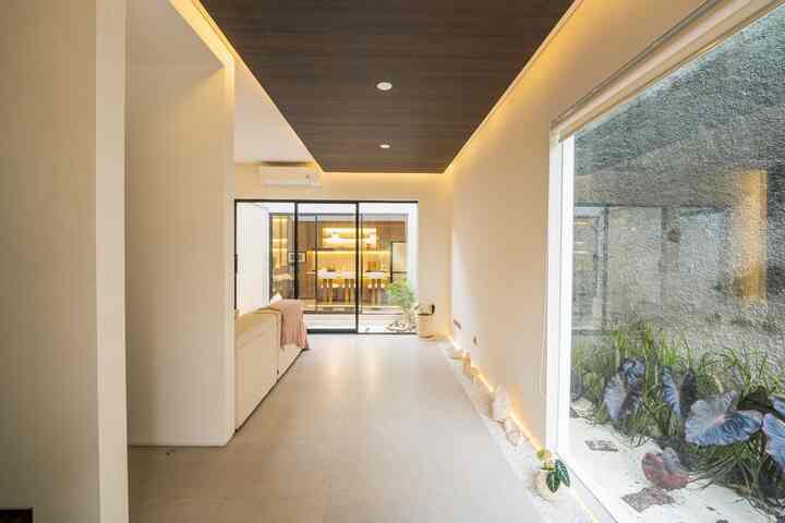 Hi ini adalah hallway yang kami sulap menjadi lebih homey dengan melapisi plafon kami dengan HPL dari Taco

Kodenya Russet Teak, teksturnya timbul jadi berasa feelnya beneran kayu! Dari developer ini harusnya warna putih biasa tapi kami custom biar makin homey

#plafonhpl #materialrenovasi #renovasiaffordable #materialmurah