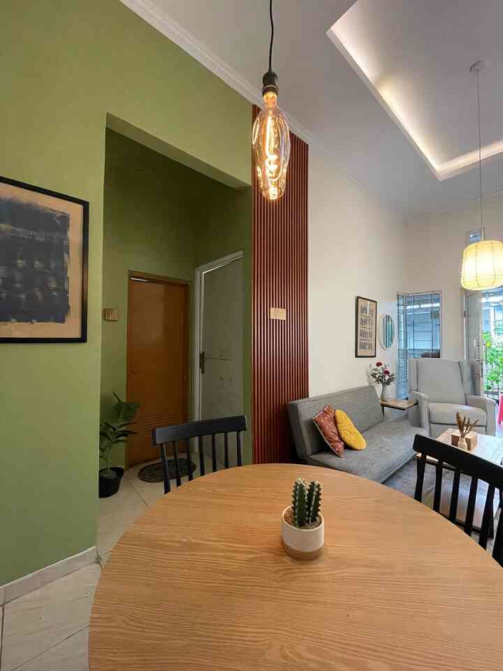 Spill time! 
Gimana caranya bikin rumah tetap estetik tapi nggak bikin dompet menjerit? Ini beberapa material affordable yang kupakai di ruang ini:

✨ WPC panel buat aksen dinding Teksturnya bikin ruangan lebih “naik kelas”, tapi harganya tetap bersahabat dan pemasangannya juga praktis!
✨ Cat tembok ramah lingkungan
Nggak cuma bikin warna rumah lebih hidup, tapi juga aman buat anak-anak dan nggak bau menyengat.
✨ Kursi makan plastik kokoh
Jangan salah, meskipun plastik, modelnya timeless dan awet dipakai harian.

Kadang yang bikin ruangan jadi lebih nyaman bukan soal harga tinggi, tapi pemilihan material yang pas dan pintar.
Yuk, share juga material ramah kantong versi kamu yang jadi andalan buat bikin rumah makin estetik!

#RumahMinimalis #HomeDecorIndonesia #MaterialRamahKantong #WPCPanel #CatTembokRamahLingkungan #KursiMakanMinimalis #SpillBahanDekorasi #DekorasiAffordable #CeritaRumahFans
#MaterialRenovasi #MaterialMurah #RenovasiAffordable