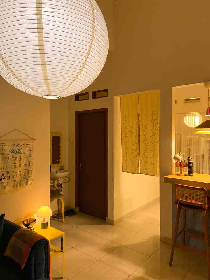 Area wastafel cuci tangan yang nyempil di sudut ruangan

Karena rumah berukuran kecil jadi kami mencoba memaksimalkan setiap sudut menjadi lebih bermanfaat, termasuk menaruh wastafel cuci tangan di sudut ruangan depan kamar mandi, antara kamar depan dan kamar belakang

Area ini juga mudah diakses dari ruang tamu maupun dinning room karena kebiasaan kami menerapkan kebersihan tangan usai bepergian dan sebelum-sesudah makan

Meski terlihat seadanya, namun area ini tetap punya manfaat yang besar dalam hal
kebersihan penghuni rumah ✨

#LampuEstetik #CerminEstetik #WastafelKeramik #KeranjangHanduk #RenovasiWastafel #WastafelMakeOver
#InspirasiWastafel