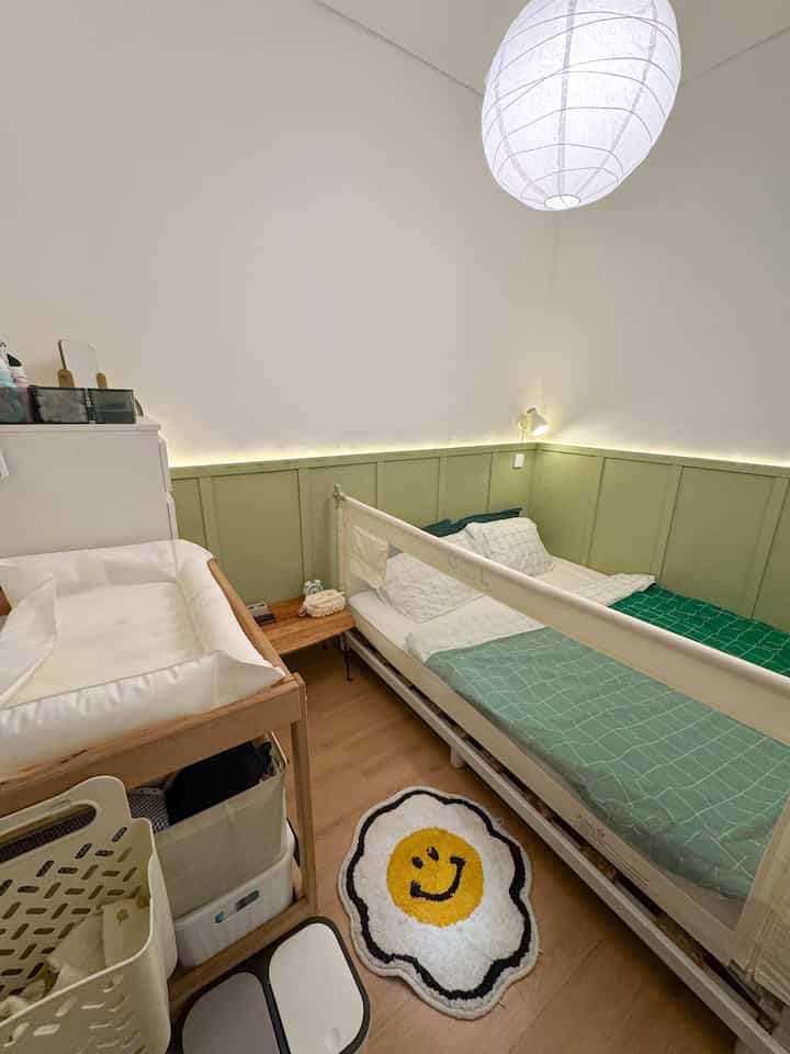 Renovasi kamar anak ini tetap on budget berkat penggunaan wall batten dari MDF tebal 3mm dengan lebar 5cm. Material ini dipilih karena harganya ramah di kantong tapi tetap memberi tampilan clean dan modern. Dipasang secara vertikal di dua sisi dinding lalu dicat warna sage, hasilnya bikin kamar terlihat lebih rapi, hangat, dan pastinya estetik tanpa keluar biaya besar. #vinylflooring
#wallbatten #diy #renovasikamaranak #kamaranaklucu #MaterialRenovasi #MaterialMurah
#RenovasiAffordable