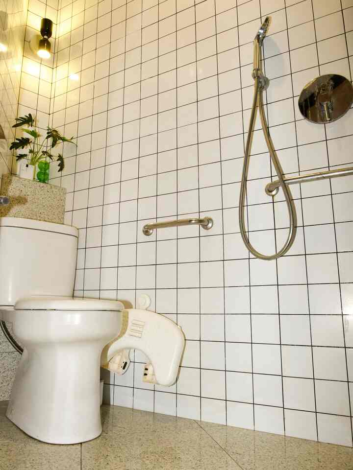 Renovasi kamar mandi ini nggak cuma soal gaya, tapi juga soal aksesibilitas. Kami memasang lantai anti slip, pegangan di titik strategis, juga dilengkapi dengan water heater yang tersembunyi di atas plafon. Kesemuanya ini dirancang biar nyaman dipakai siapa saja, dari anak kecil sampai orang tua. 

#KeramikKamarMandi #PintuKamarMandi
 #CatKamarMandi #WarnaKamarMandi 
#DindingKamarMandi  #KeramikDinding
#KeramikLantai
#keramikdinding #lantaiantislip #toiletduduk
#RenovasiKamarmandi #BathroomMakeOver #InspirasiKamarMandi