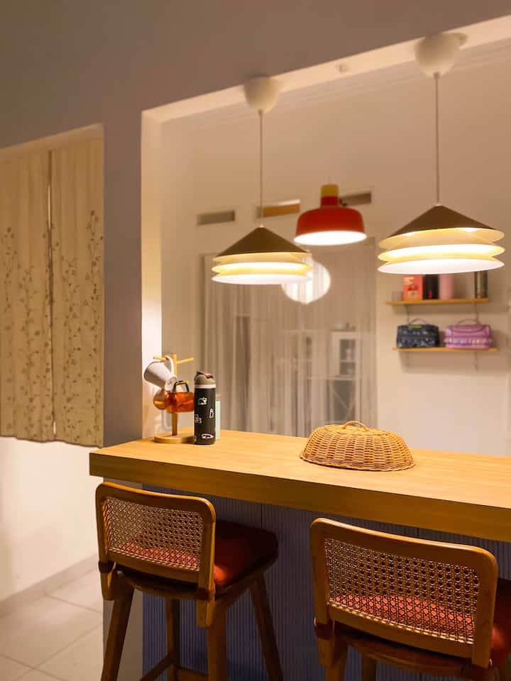 Mungkin banyak yang mengira top table pada area dinning room ini terbuat dari kayu

Nyaranya top table ini terbuat dari cor-coran beton dan lapisan keramik yang kemudian dilapisi kertas PVC interior dari brand kertasive berwarna oak wood seharga Rp 70 ribuan

Ini jadi salah satu lifehack memakai material affordable untuk menciptakan kesan material kayu ✨

Lalu untuk menambah kesan ala dapur rumah Jepang, kami memasang tirai noren dari bahan katun tebal dari brand Nitori seharga Rp 130 ribuan

#KertasPVC #LampuRuangMakan #TiraiEstetik #Noren #KursiRuangMakan #MaterialRenovasi #MaterialMurah
#RenovasiAffordable

