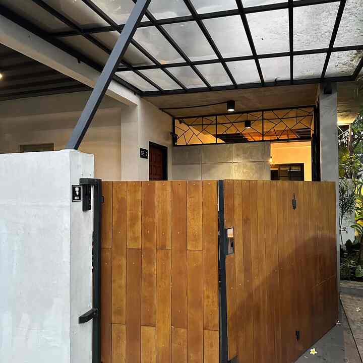 Material affordable yang ada dirumah kami :


1. GRC untuk menutupi pagar dan pintu besi kami
selain fungsi nya sebagai cover jg menambah aksen alami dan estetika pada rumah kami

2. Bambu Cendani yg kami gunakan di atap solarflat selain sebagai aksen alami juga sebagai double skin atap kami agar jika siang hari tidan terlalu full sinar matahari yg masuk

3. Wallpanel yg kami gunakan pada sebagian tembok. Dengan pemasangan nya mudah ( dapat dikerjakan sendiri )  tembok kami jd terlihat lebih berdimensi dan gak polosan :).  

Jadi gak hanya karena memilih yg cost nya affordable alias murah, tp juga looks nya ga murahan :). Semoga bermanfaat yaa ♥️

#pagarrumah #pagargrc #grc #pintuindustrial #materialrenovasi #materialmurah #renovasiaffordable