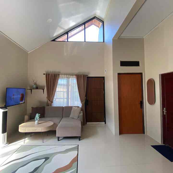 Material affordable menurut kami pada ruangan living room adalah : 
1. Ambalan/Rak Pada Sisi Jendela 
2. Cermin 
3. Karpet 
4. Vas Bunga 
Pemilihan material affordable tersebut menjadikan ruangan semakin menyatu dan hangat.

Menurut kalian hal apa saja yang harus diperhatikan sebelum memilih dekorasi rumah?
Boleh share di caption juga yah😊

#InspirasiRumah #LivingRoom #AmbalanDinding #CerminAesthetic #KarpetRuangTamu #VasBunga #BungaArtificial #MaterialRenovasi #MaterialMurah #RenovasiAffordable

