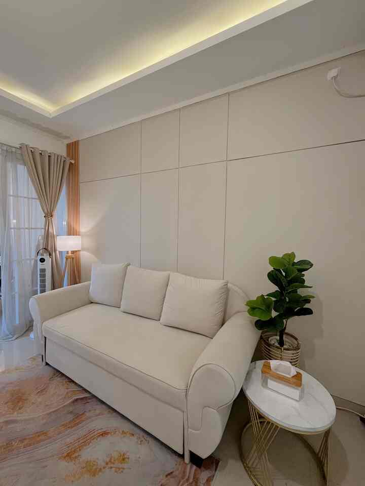 Mendekorasi Ruang Tamu dengan Material Affordable^^

Halo tetangga O!house🩵

Sebelumnya dinding ini polooos sekalii, lalu karena kemarin kami beli sofa baru, jadilah walldecor ini, material nya dari GRC yang bisa tetangga beli di material terdekat dan harganya terhitung murah. Ada kombinasi wallpanel sedikit untuk menambah kesan manis pada ruangan.

Cukup dengan 1jt an sudah bisa buat walldecor cantik kayak gini❣️😍

#WarnaCatRumah #WallpaperDinding #WallpaperEstetik #Cat #GRC #Wallpanel #Walldecor #MaterialRenovasi #MaterialMurah #RenovasiAffordable